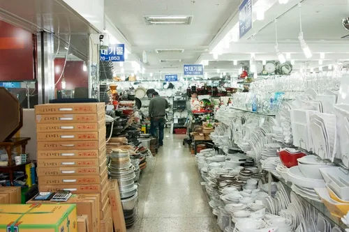 南大門市場 — 白い食器と調理道具の売場