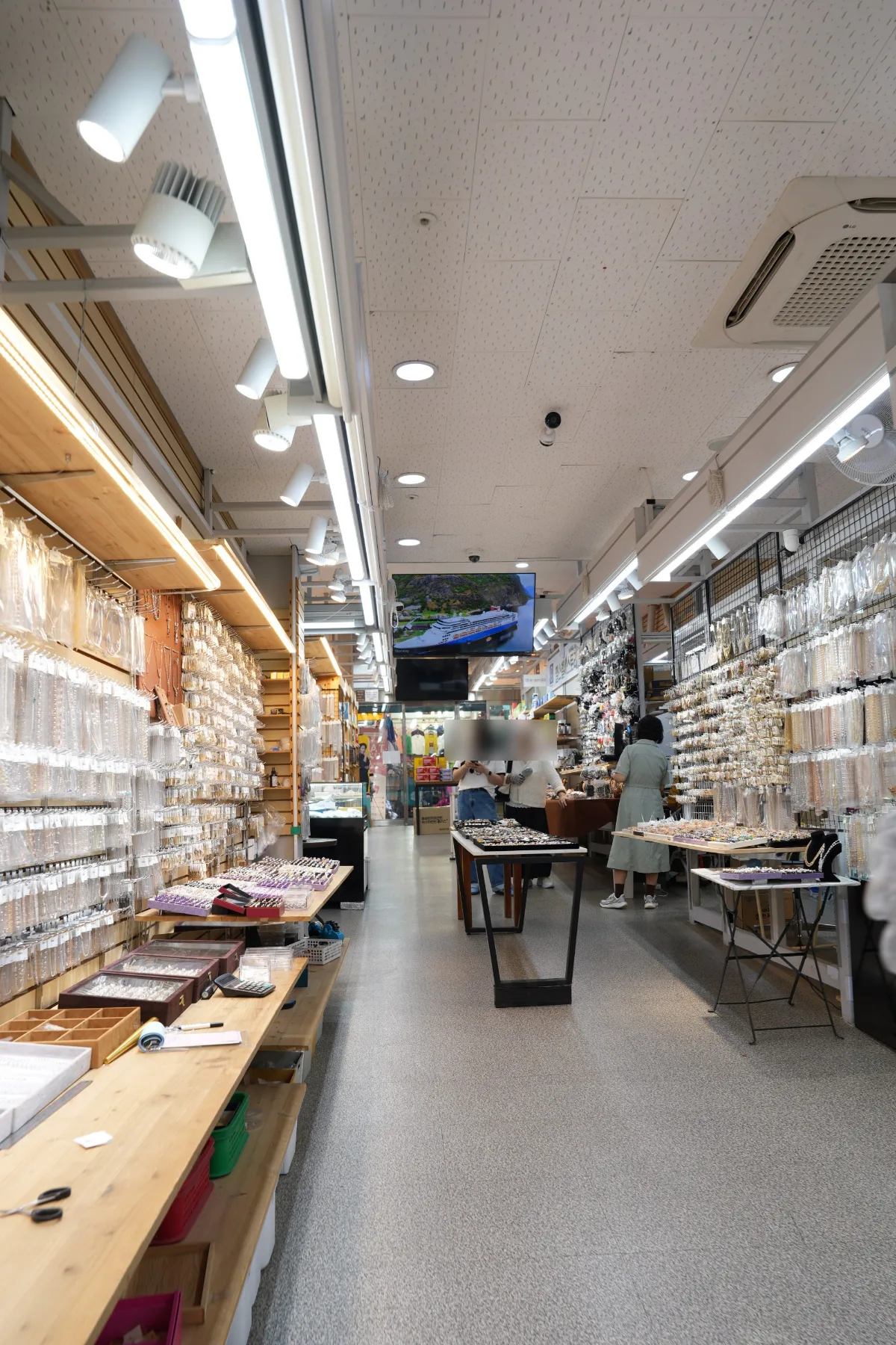 アクセサリーが並ぶ明るい店内
