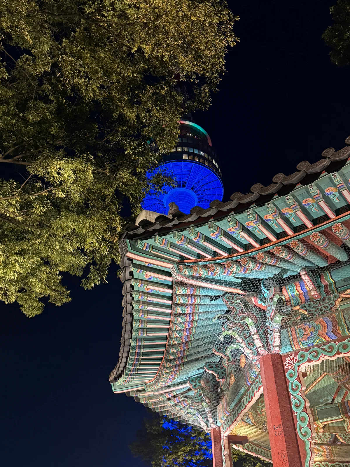 夜の八角亭と青いタワー