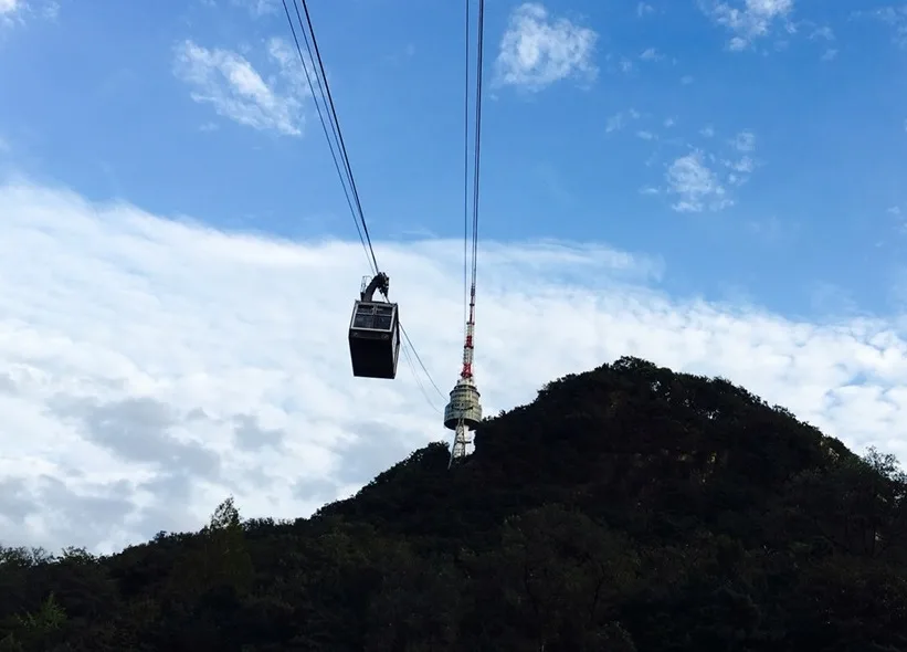 南山の塔へ延びるロープウェイ