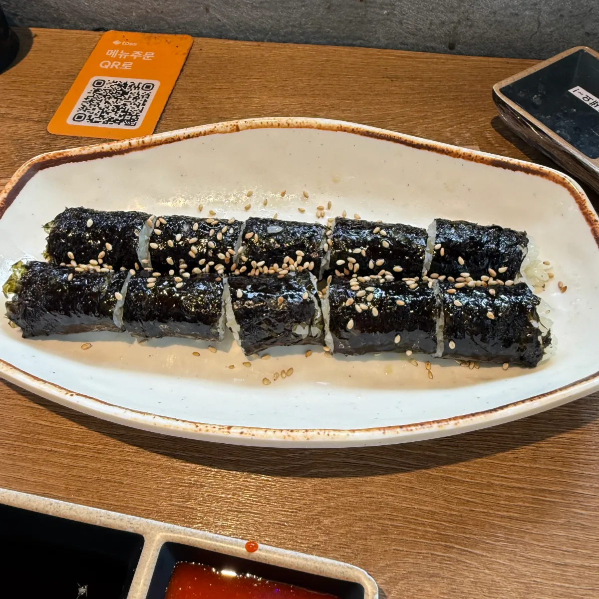 ナムサングァンオ — 白ごまを散らしたキンパ