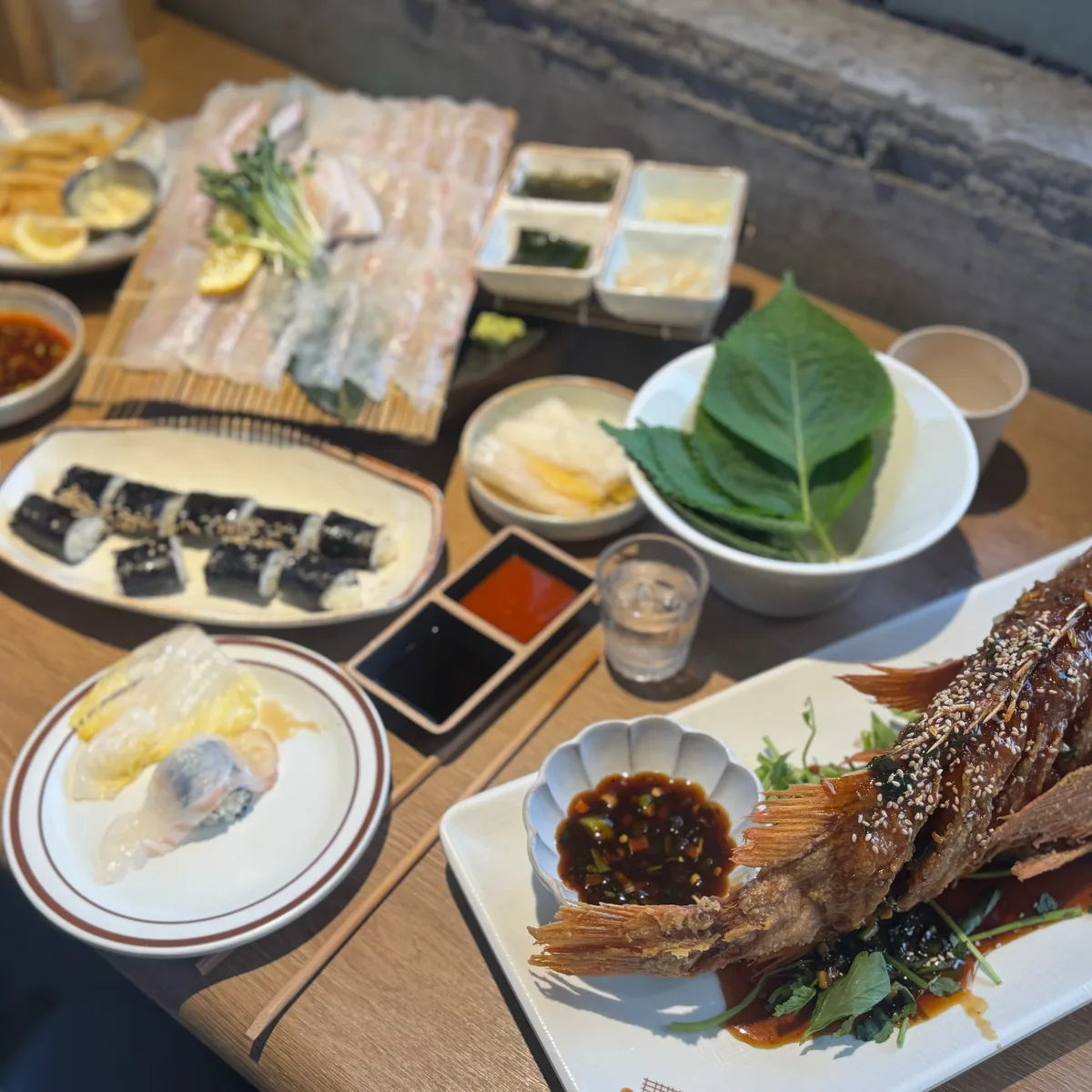 ナムサングァンオ — 刺身と魚料理が並ぶ食卓