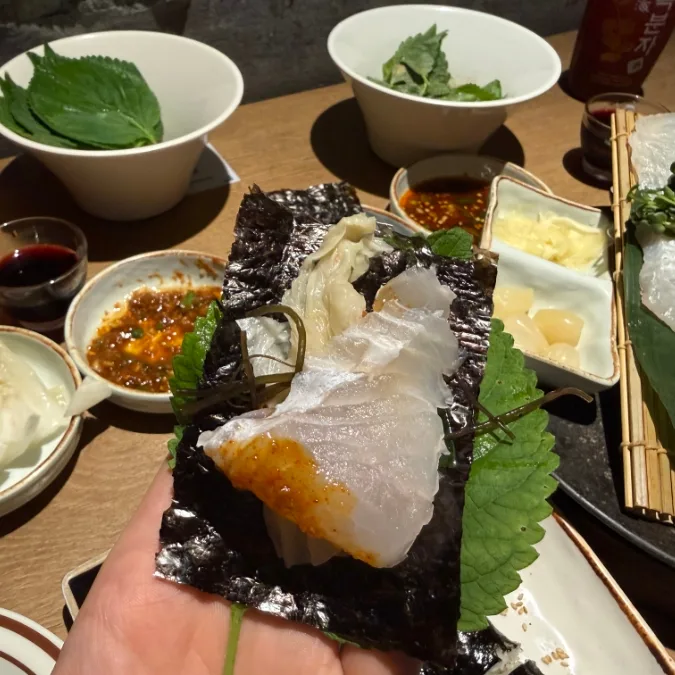 海苔とエゴマの葉でヒラメを包んだひと口
