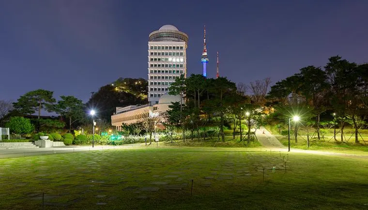 夜の芝生広場とNソウルタワー