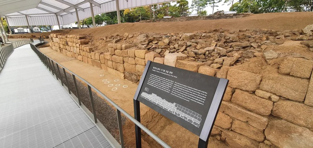 発掘された漢陽都城の石垣と解説板