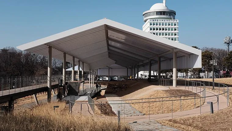 南山公園 白凡広場 — 漢陽都城遺跡展示館の大屋根