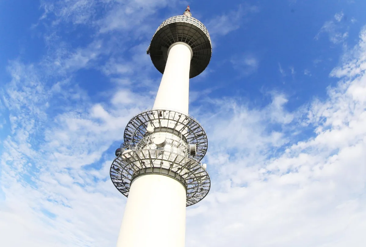 青空へ伸びる白い塔