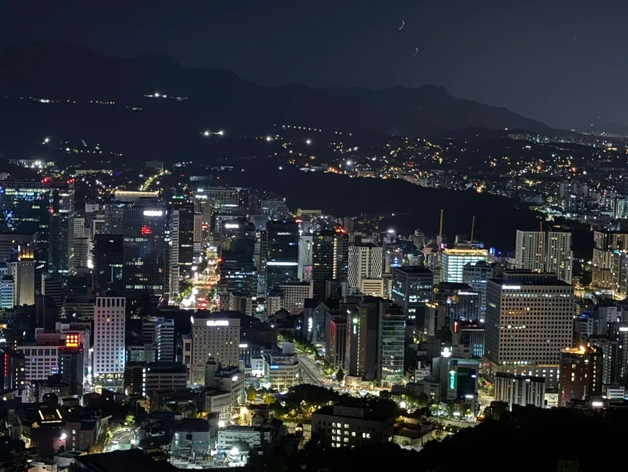 山並みを背にしたソウル夜景