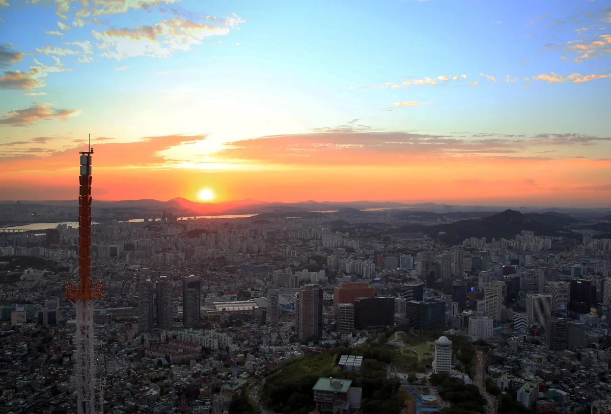 夕焼けに染まるソウル市街