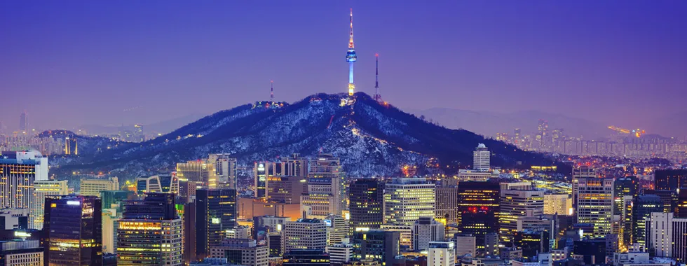雪山に輝く夜の塔