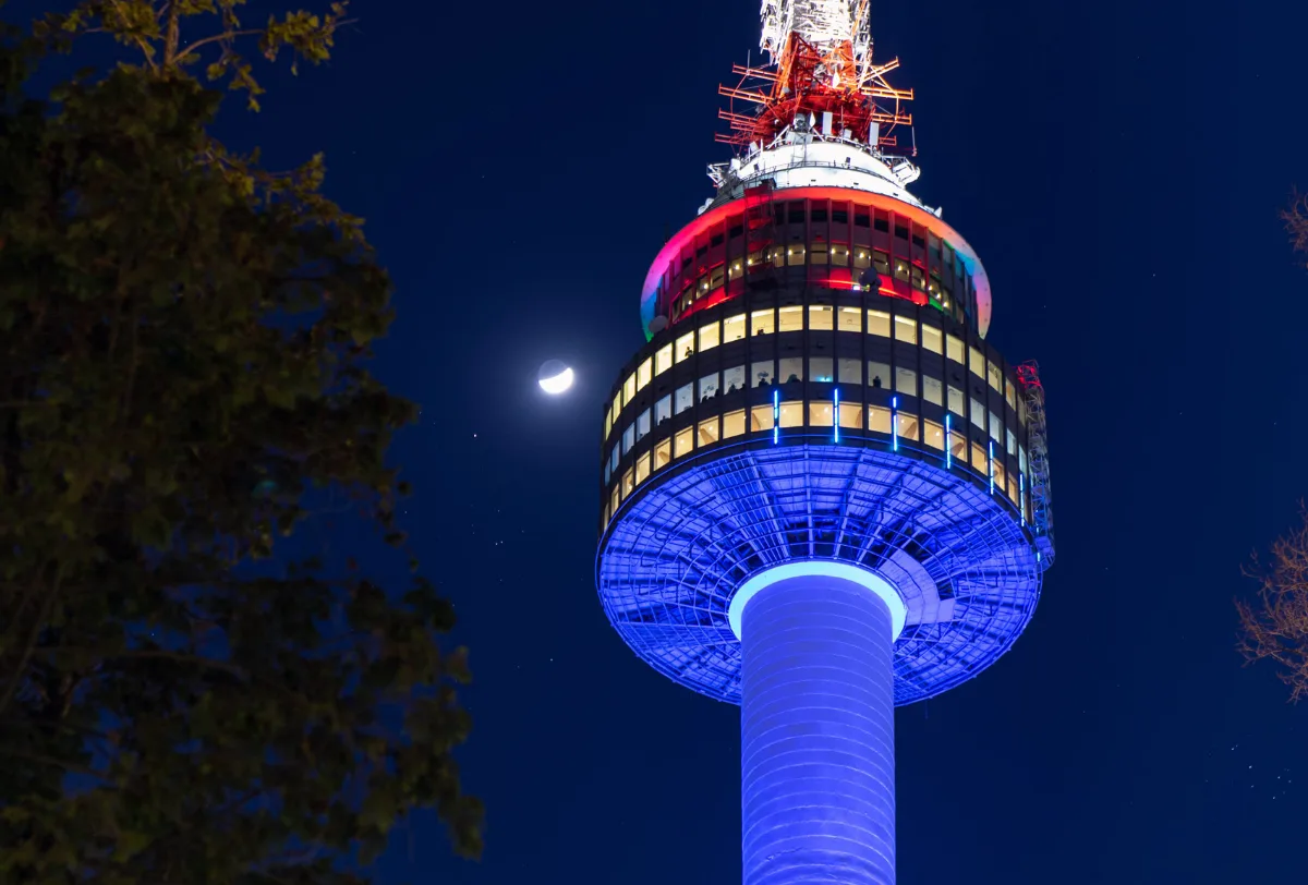 月夜に輝く展望塔