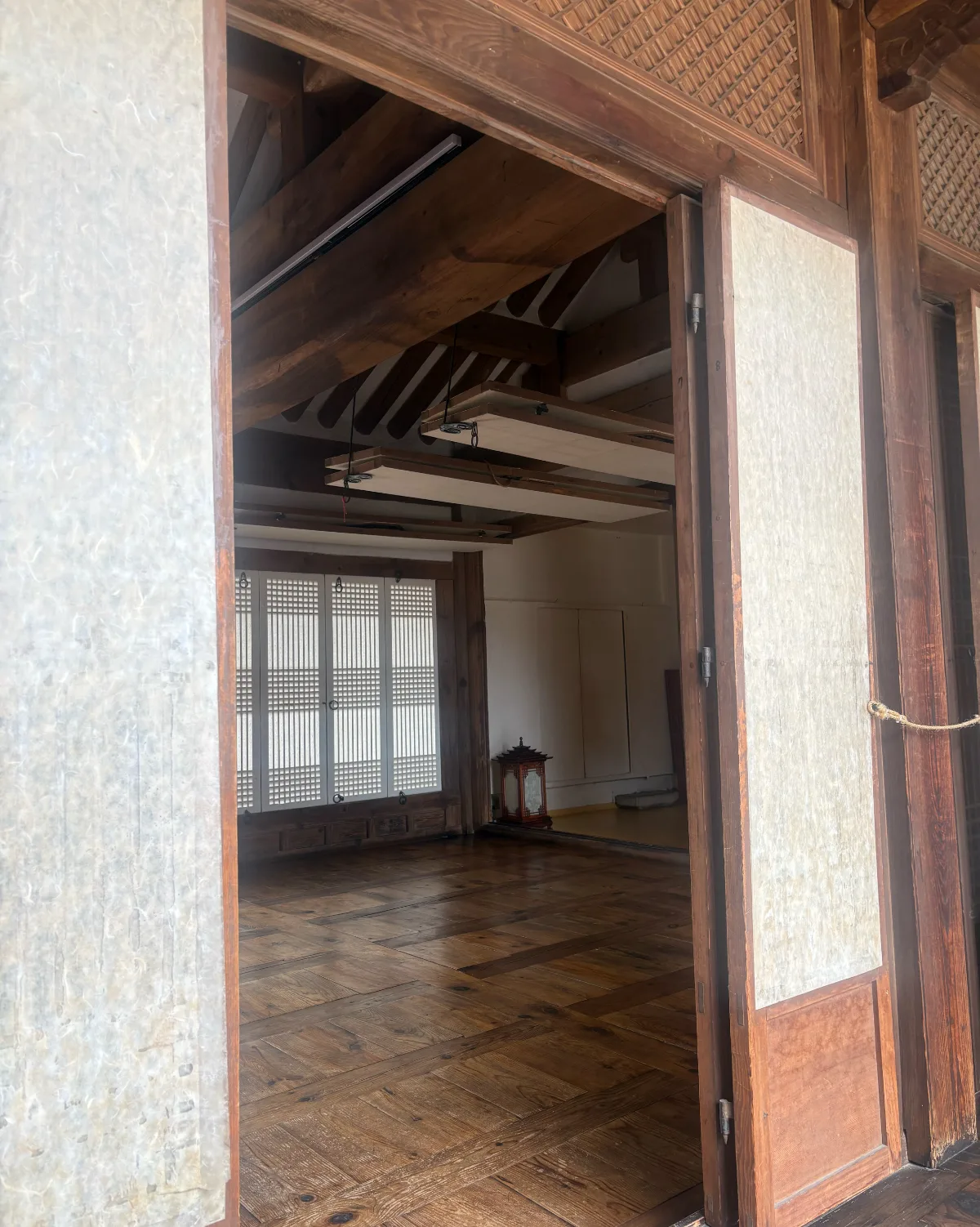 紙戸越しに見る韓屋の板間