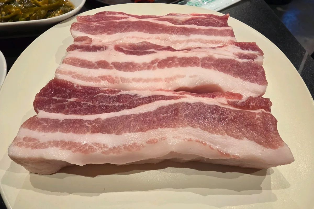 覧盈豚 本店 — 皿に盛られた厚切り三枚肉