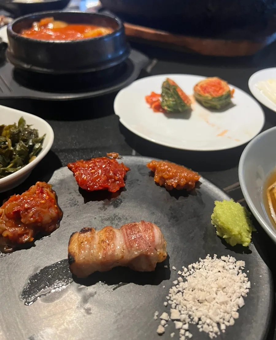 煮立つチゲ鍋と副菜の食卓