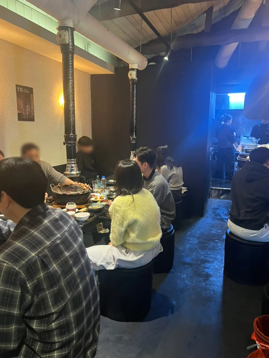 暖色と青色が対比する店内