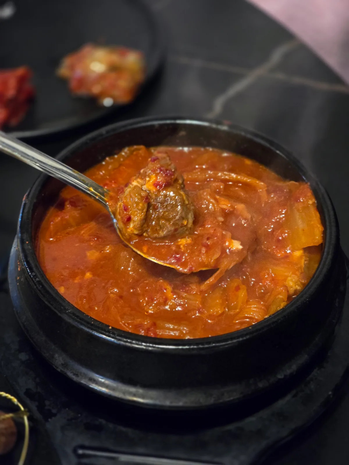 石鍋の赤いスープと肉