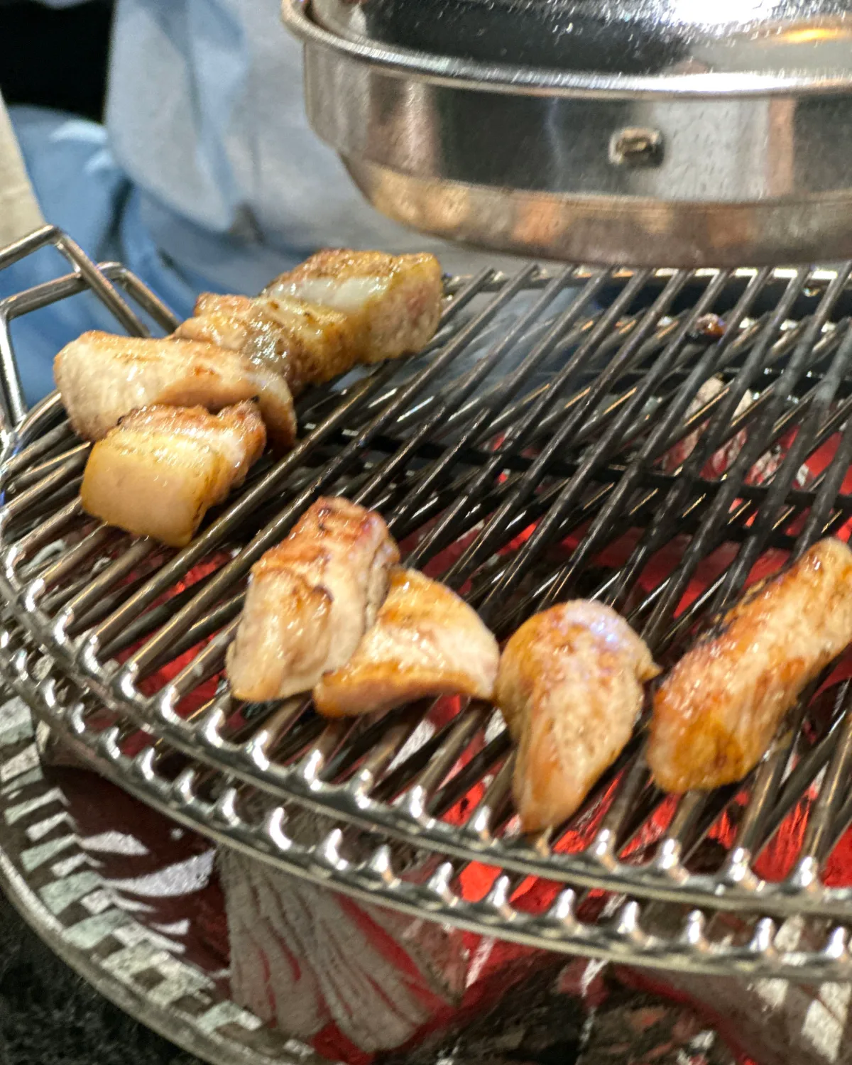 覧盈豚 本店 — 炭火の網焼きにする豚肉
