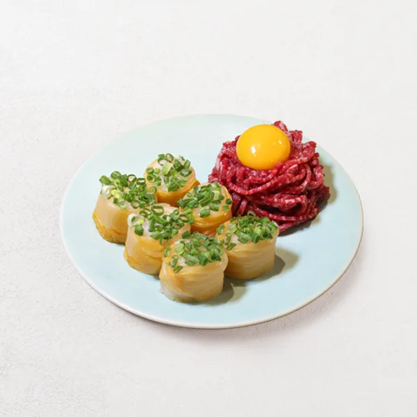 韓牛ユッケと熟成キムチの巻き物