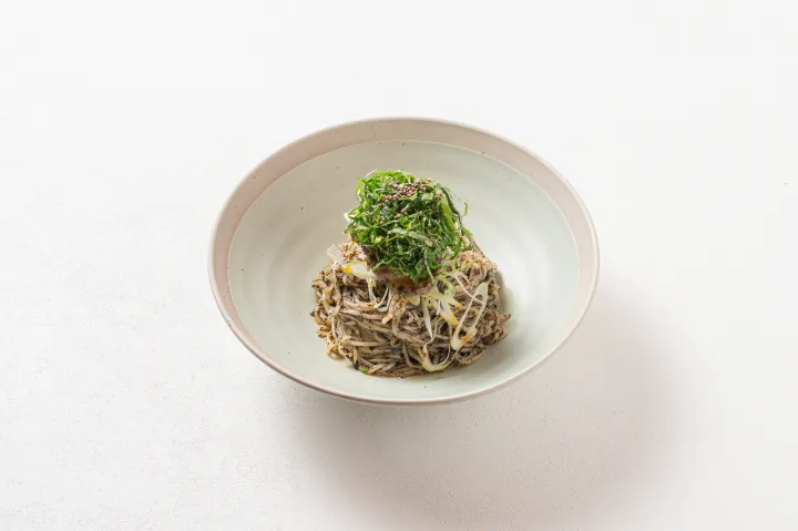 アワビとエゴマの麺