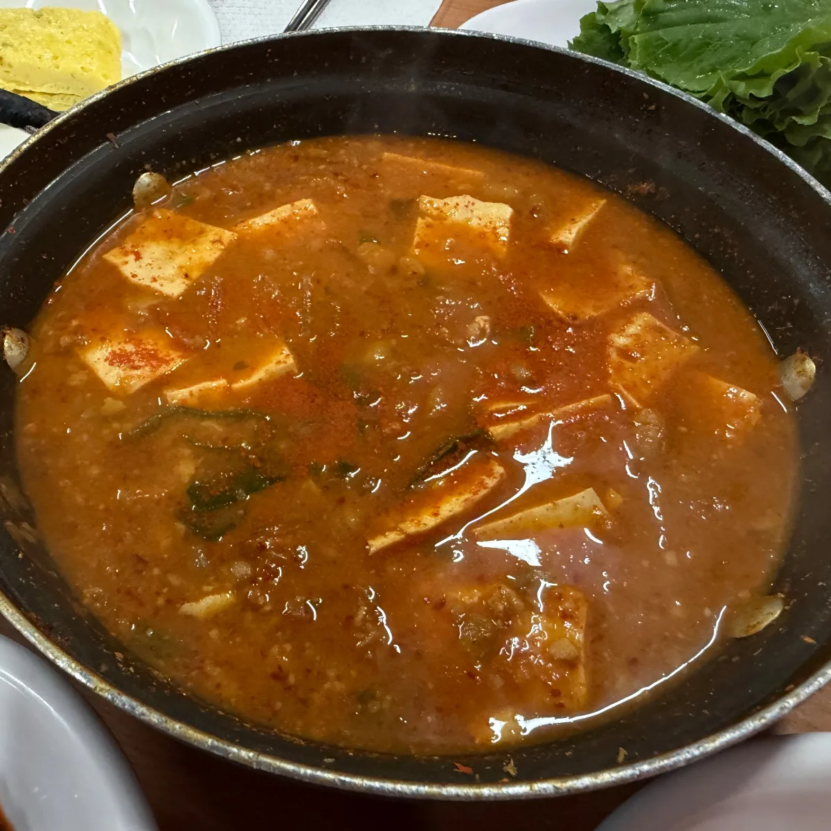 豆腐が浮かぶ赤いチゲ