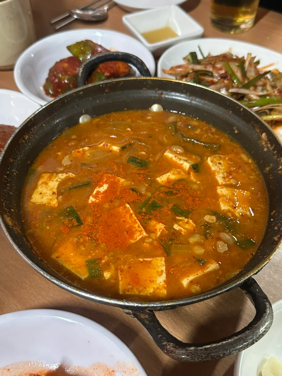 ナリの家 — 豆腐が入った赤いチゲ