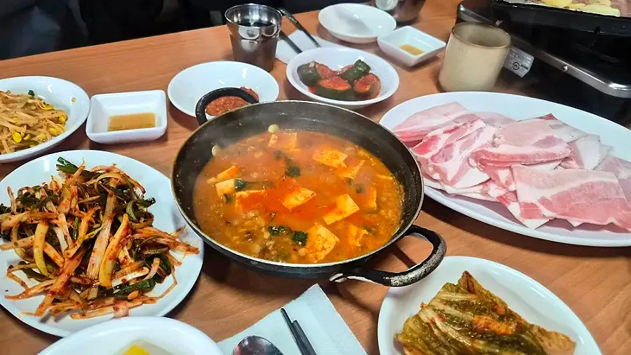 ナリの家 — 豚バラ肉とチゲが並ぶ食卓