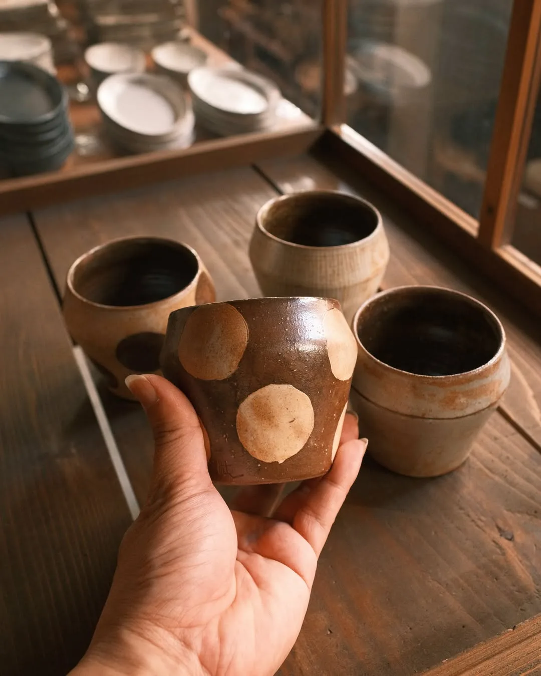 水玉模様の陶杯と並ぶ器