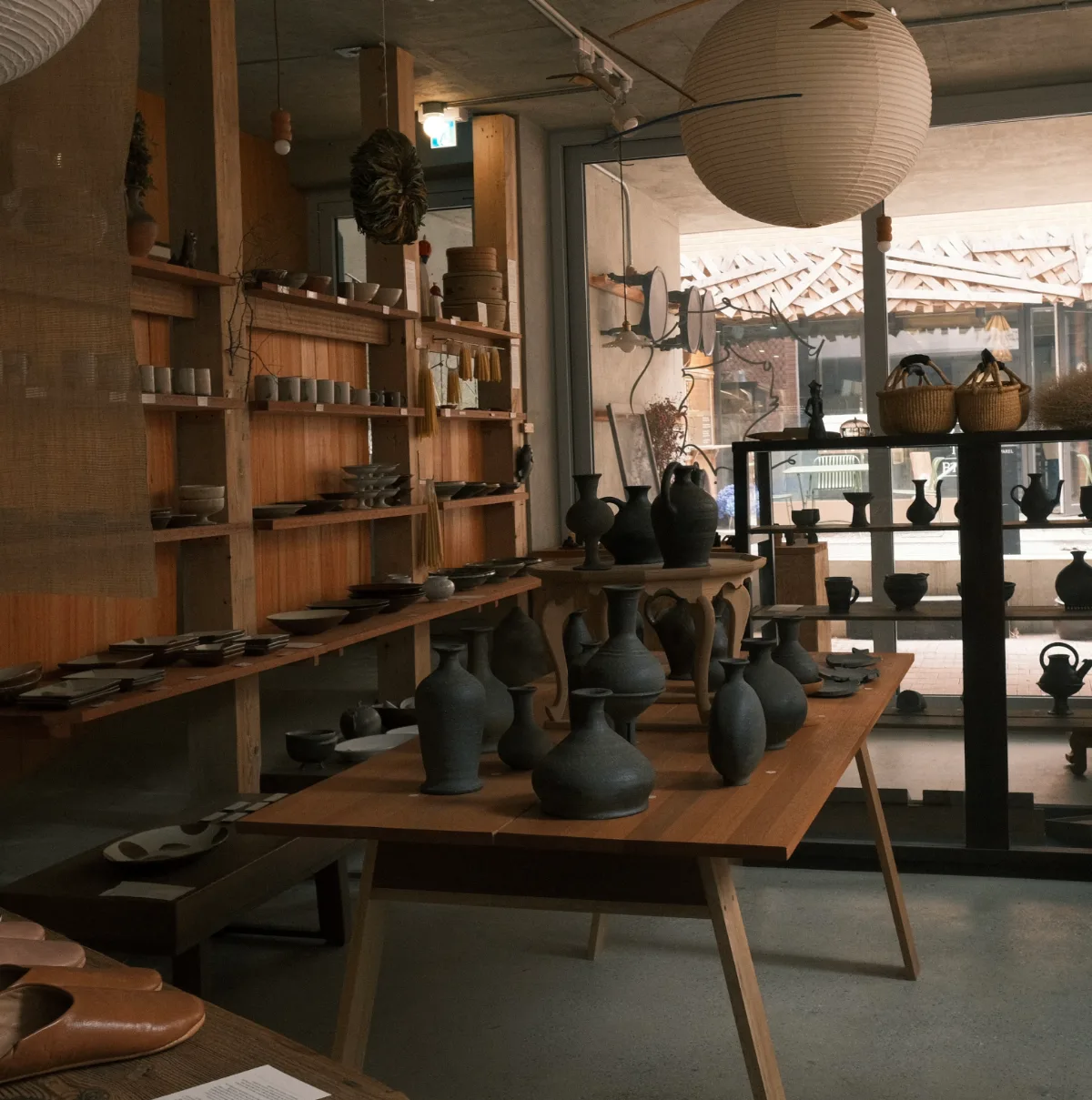 丸い提灯と黒い陶器の店内