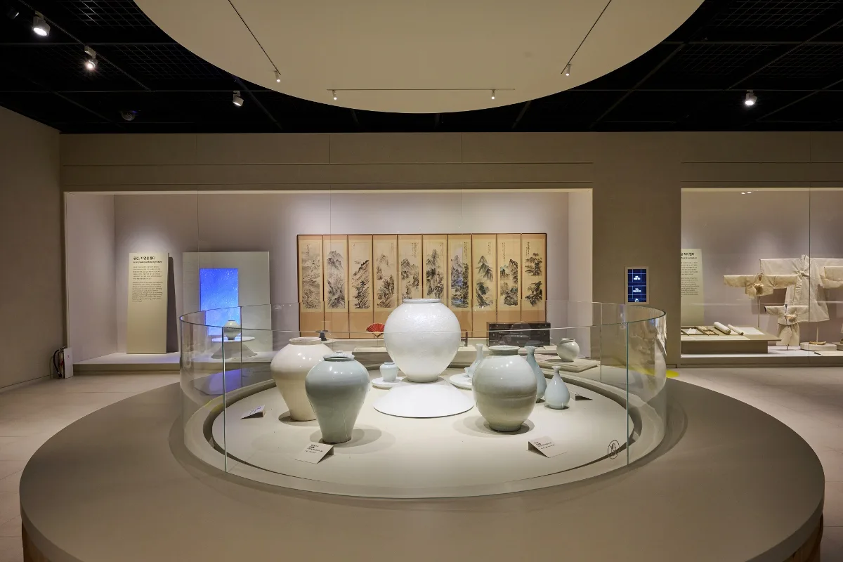 白磁と山水屏風の展示室