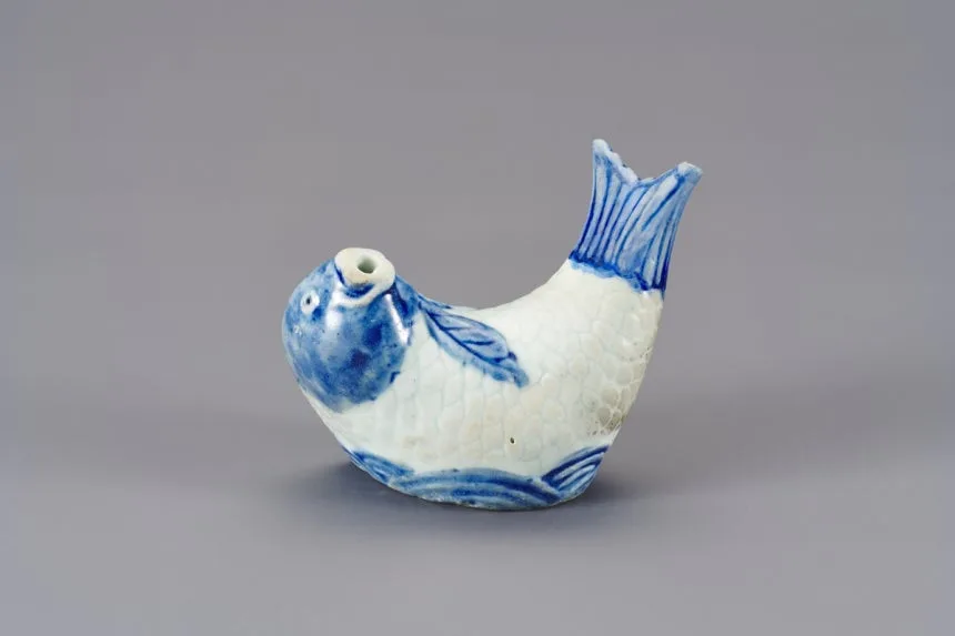 国立中央博物館 — 青白い魚形の陶器