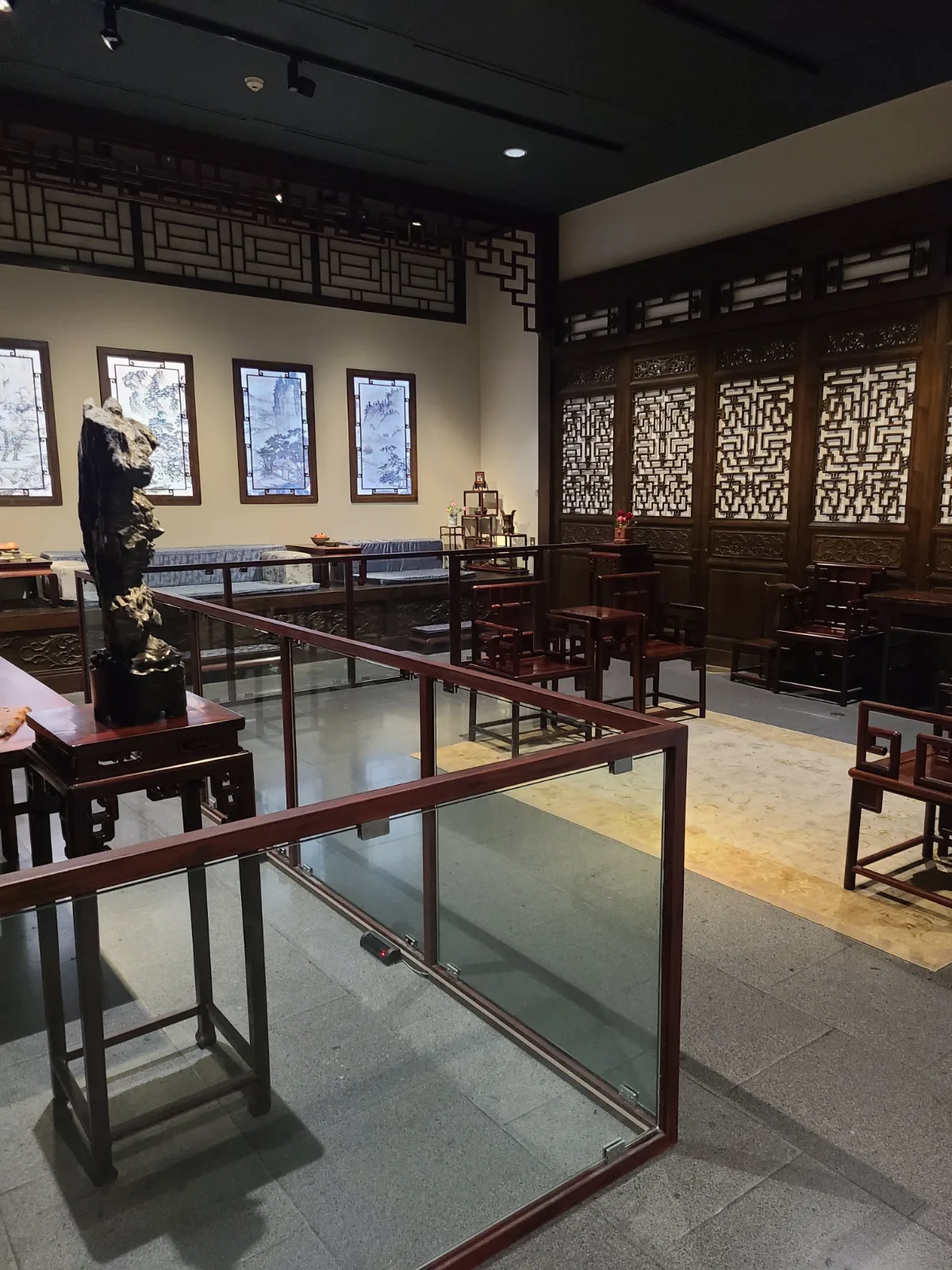 国立中央博物館 — 木格子と家具を配した展示室