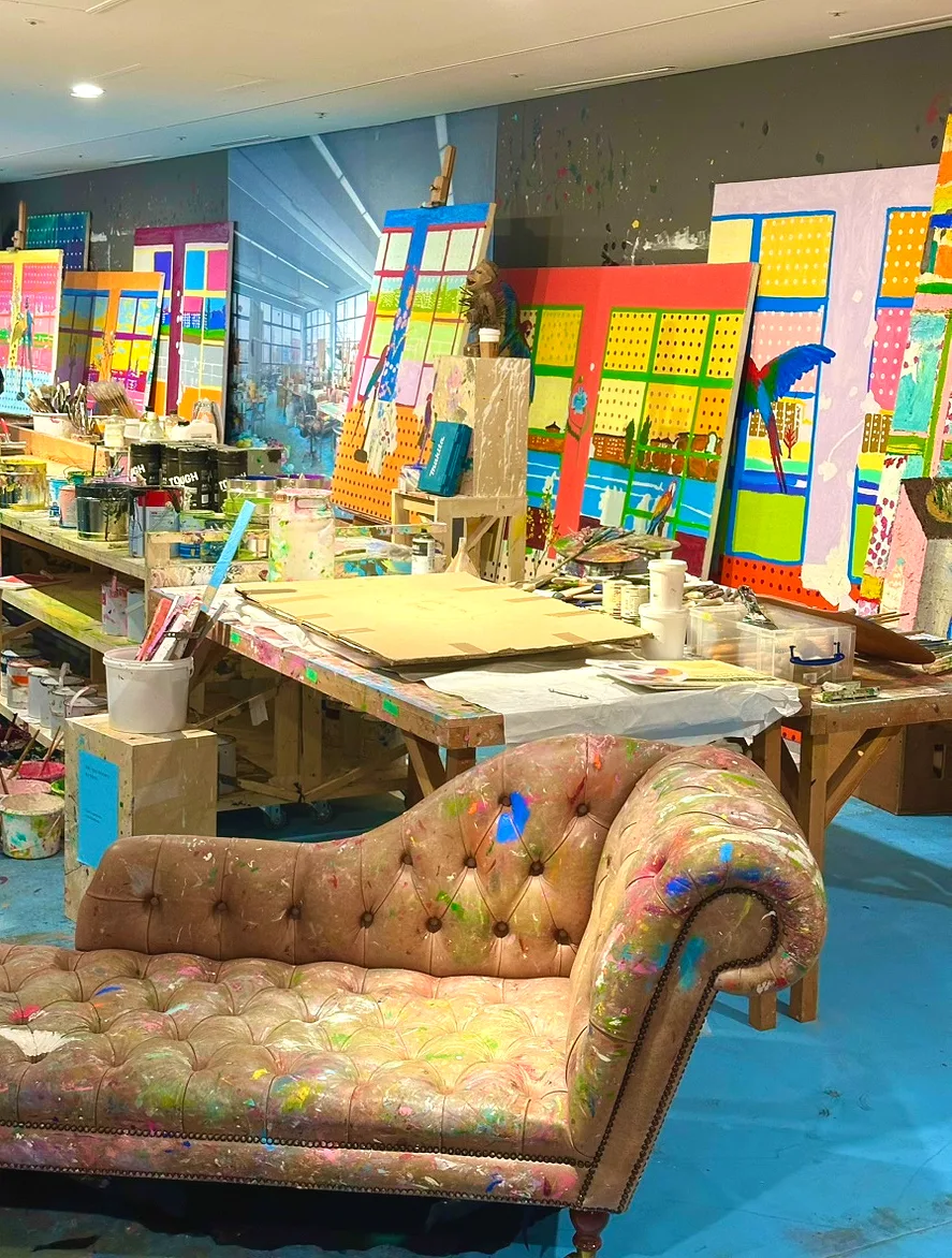 絵具に染まったソファと制作室