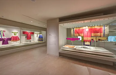 国立古宮博物館 — 王室衣装が並ぶ白い展示室