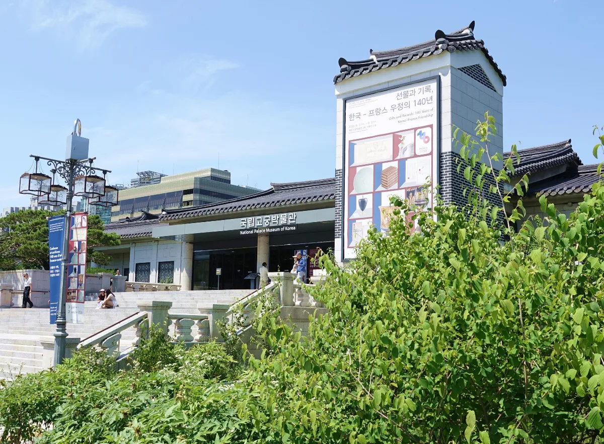 青空と緑に囲まれた博物館