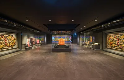 龍の絵を配した暗色の展示室