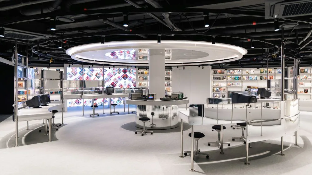 円形台のレトロPC展示室