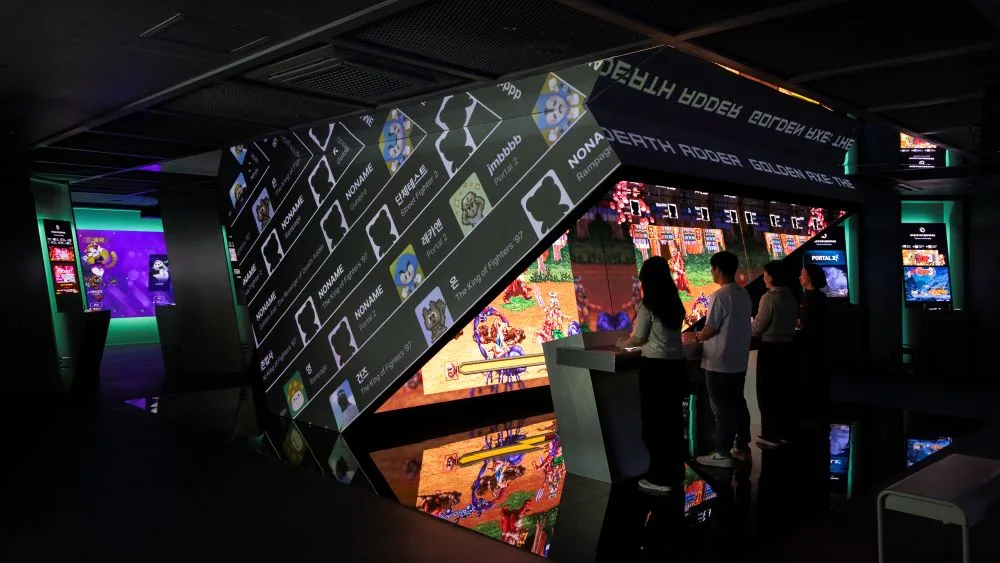巨大画面に映るゲーム展示