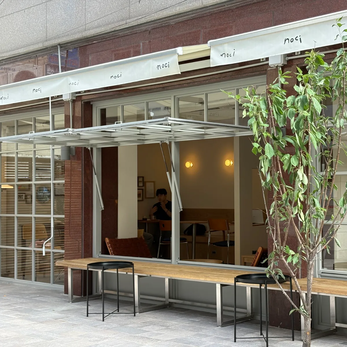 cafe noci 聖水店 — 白い庇と大窓のカフェ