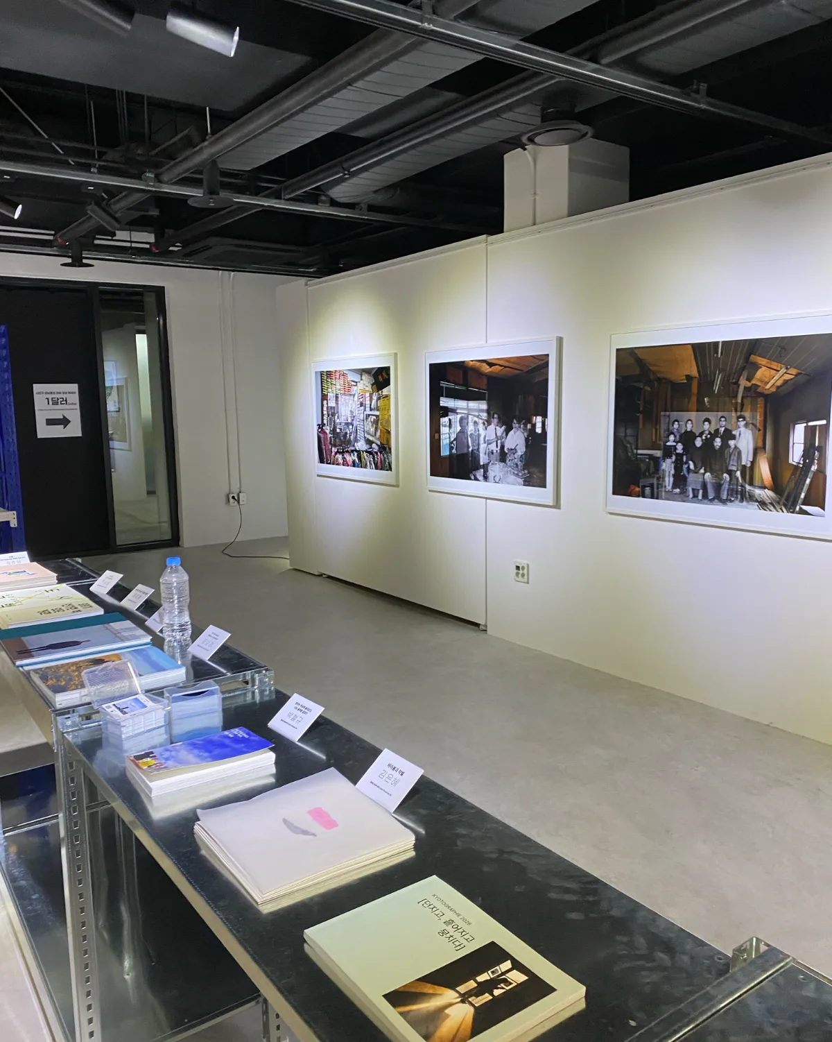 ノドゥル島 — 写真作品が並ぶ展示室