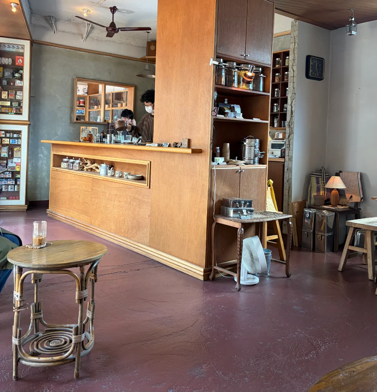 ノプンサン — 木のカウンターがある店内