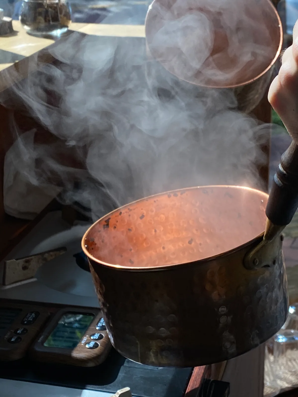 銅鍋から立ち上るチャイの湯気