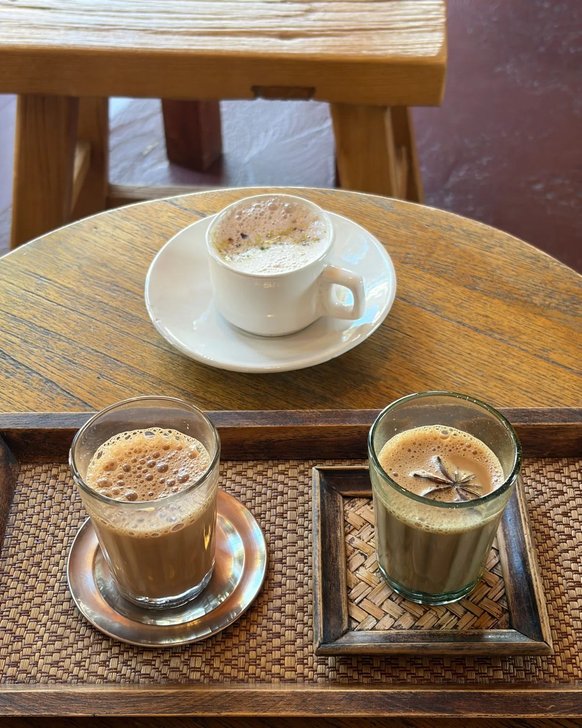 ノプンサン — ガラス杯のマサラチャイとピンクチャイ