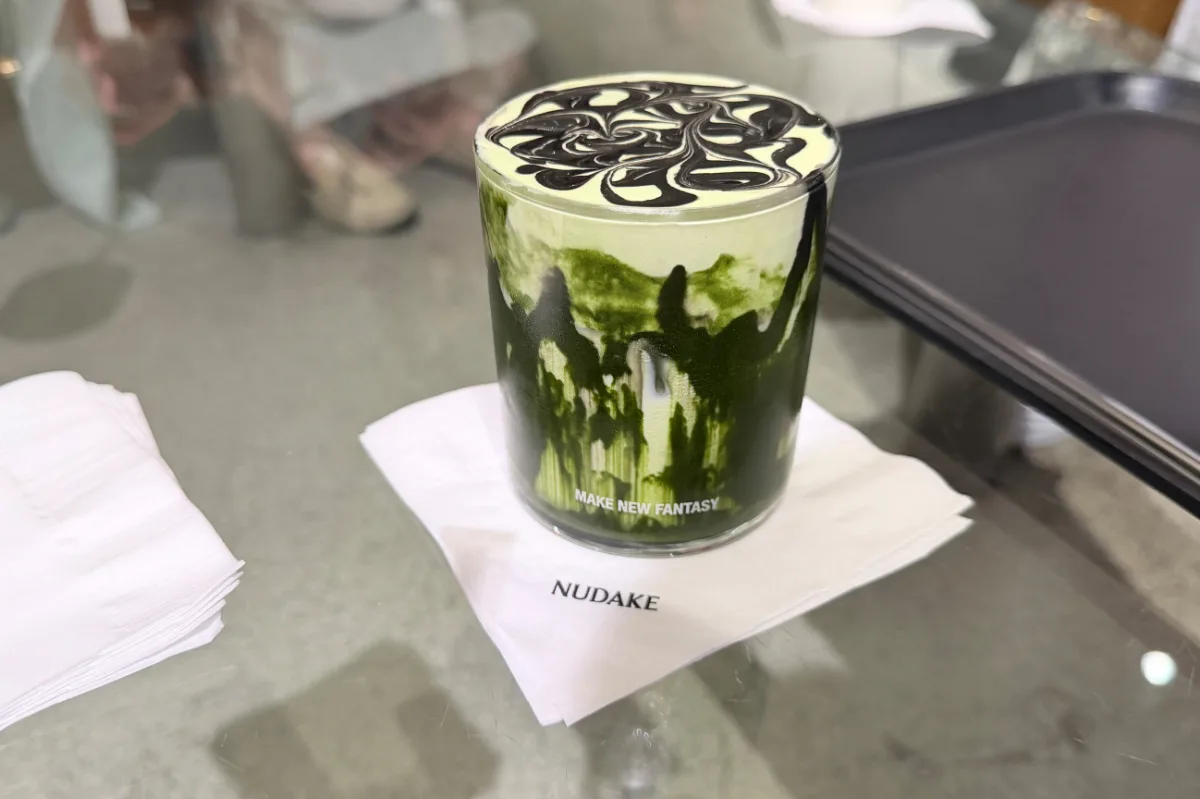 抹茶色と黒のマーブルドリンク