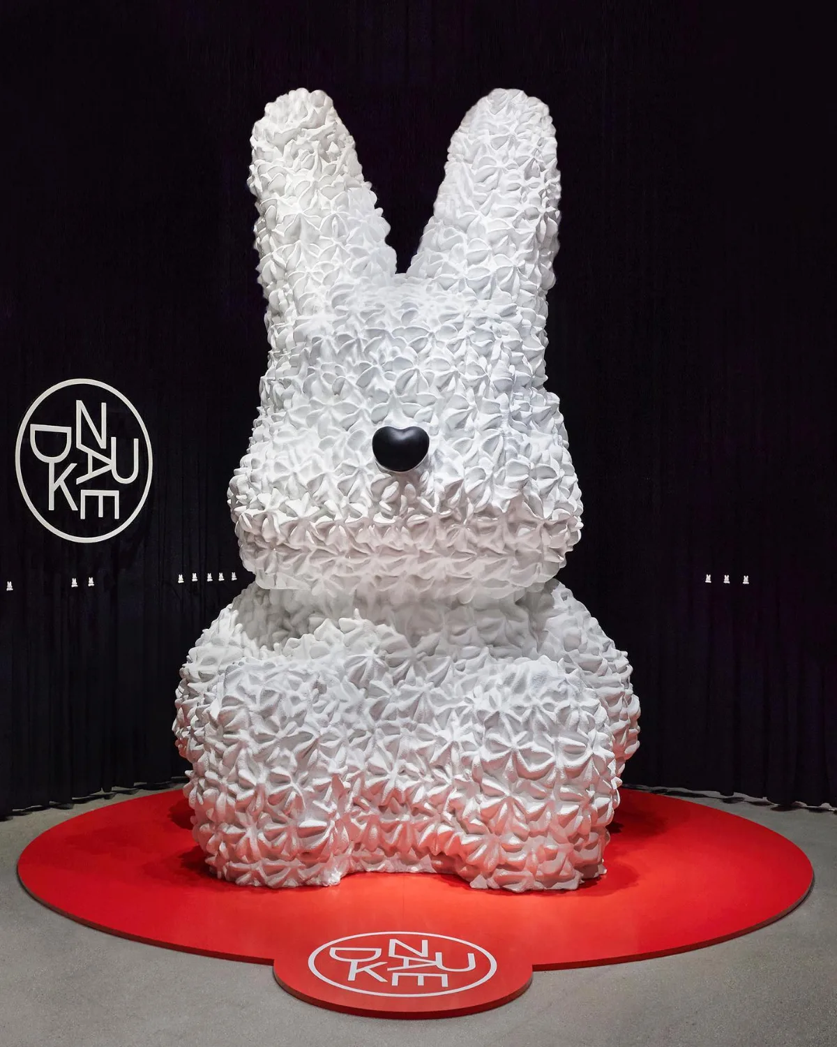 白い巨大ウサギの造形