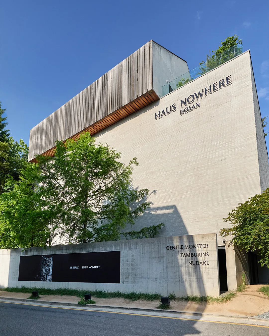 NUDAKE HAUS NOWHERE 島山店 — 青空にそびえる白壁の建物