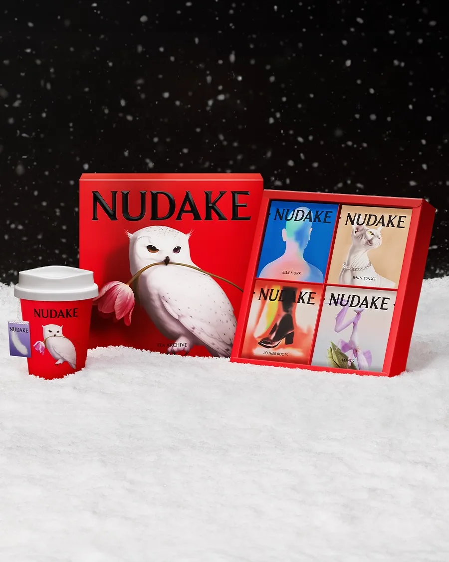 NUDAKE TEAHOUSE 聖水店 — 雪景色に並ぶ赤い茶箱