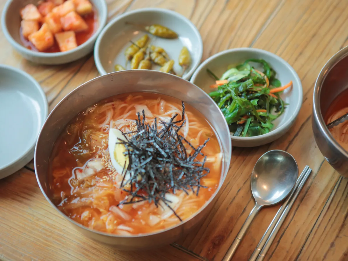 雪木軒 — 海苔と卵を添えた冷たい麺