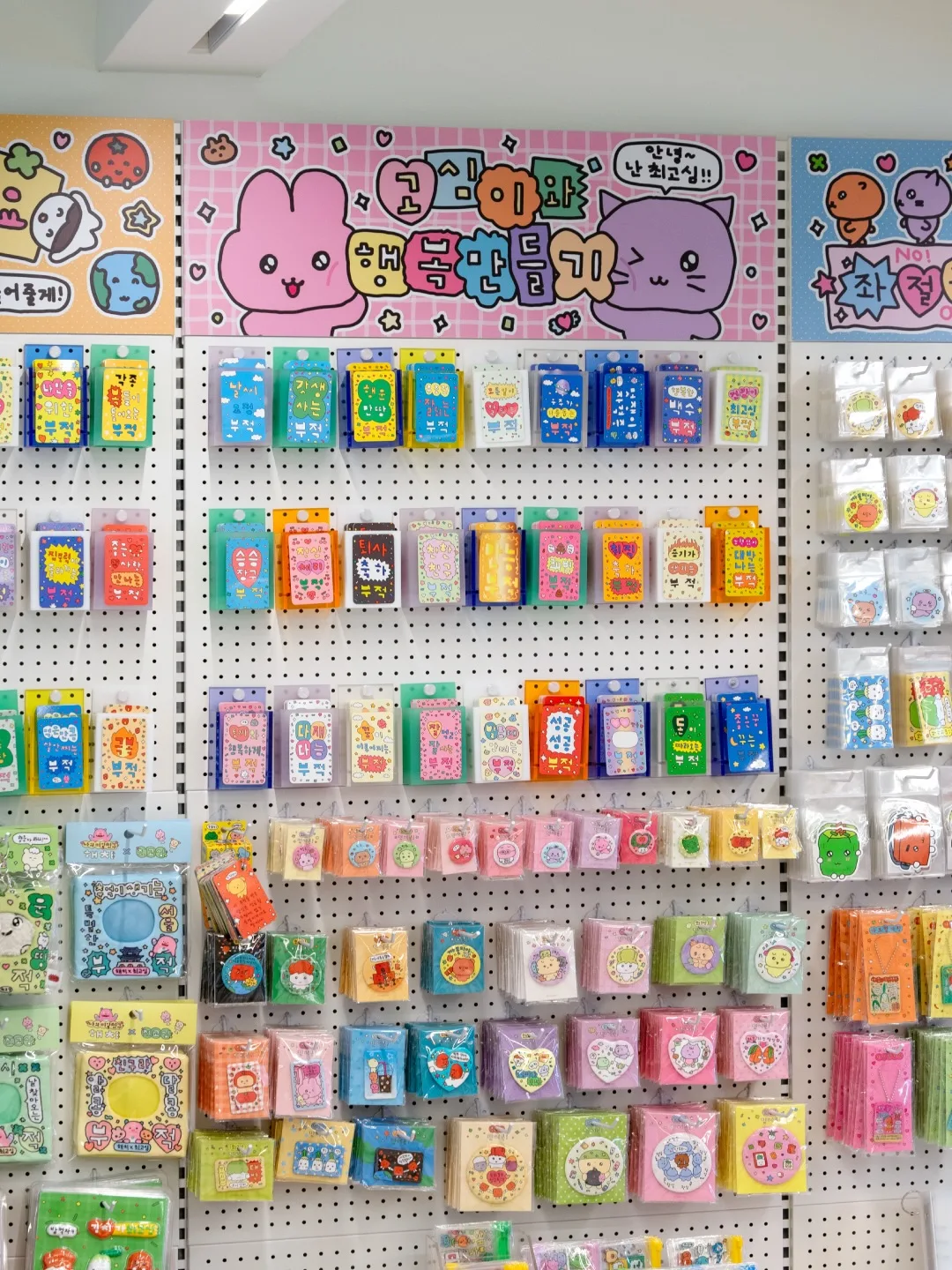 カラフルな文具が並ぶ展示壁