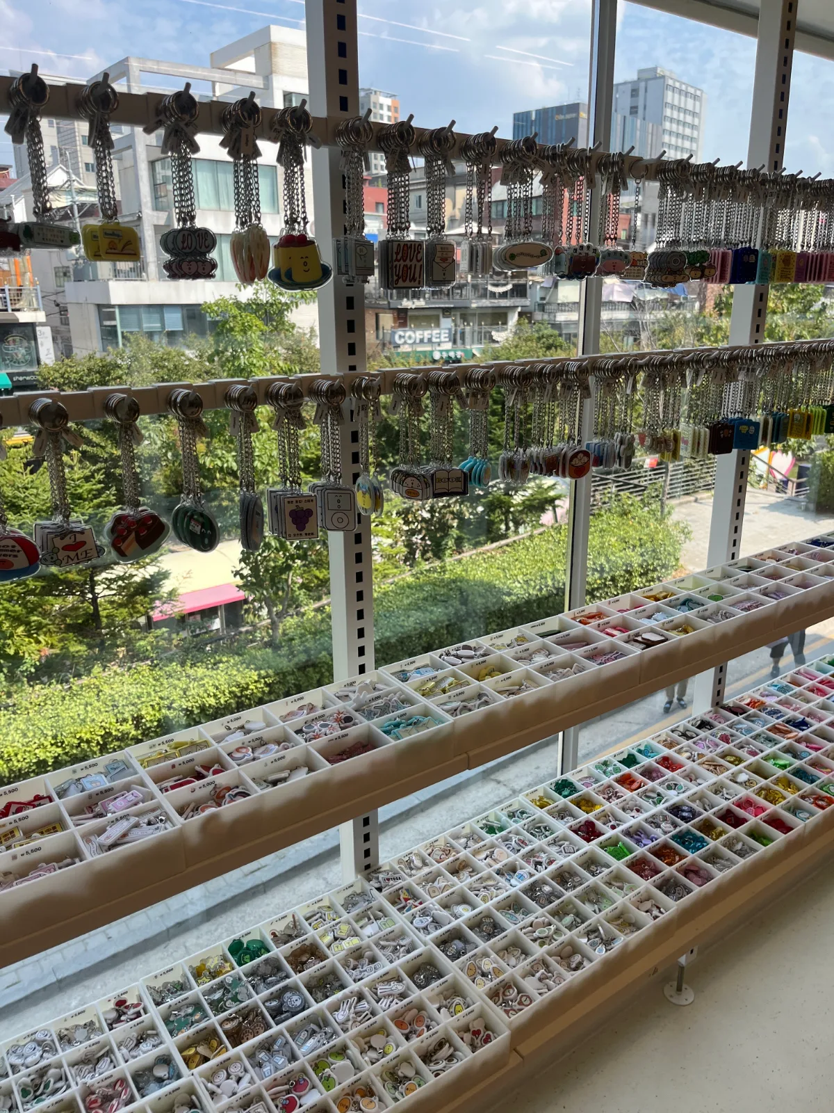 object 西橋本店 — 窓辺に並ぶ色彩豊かな小物