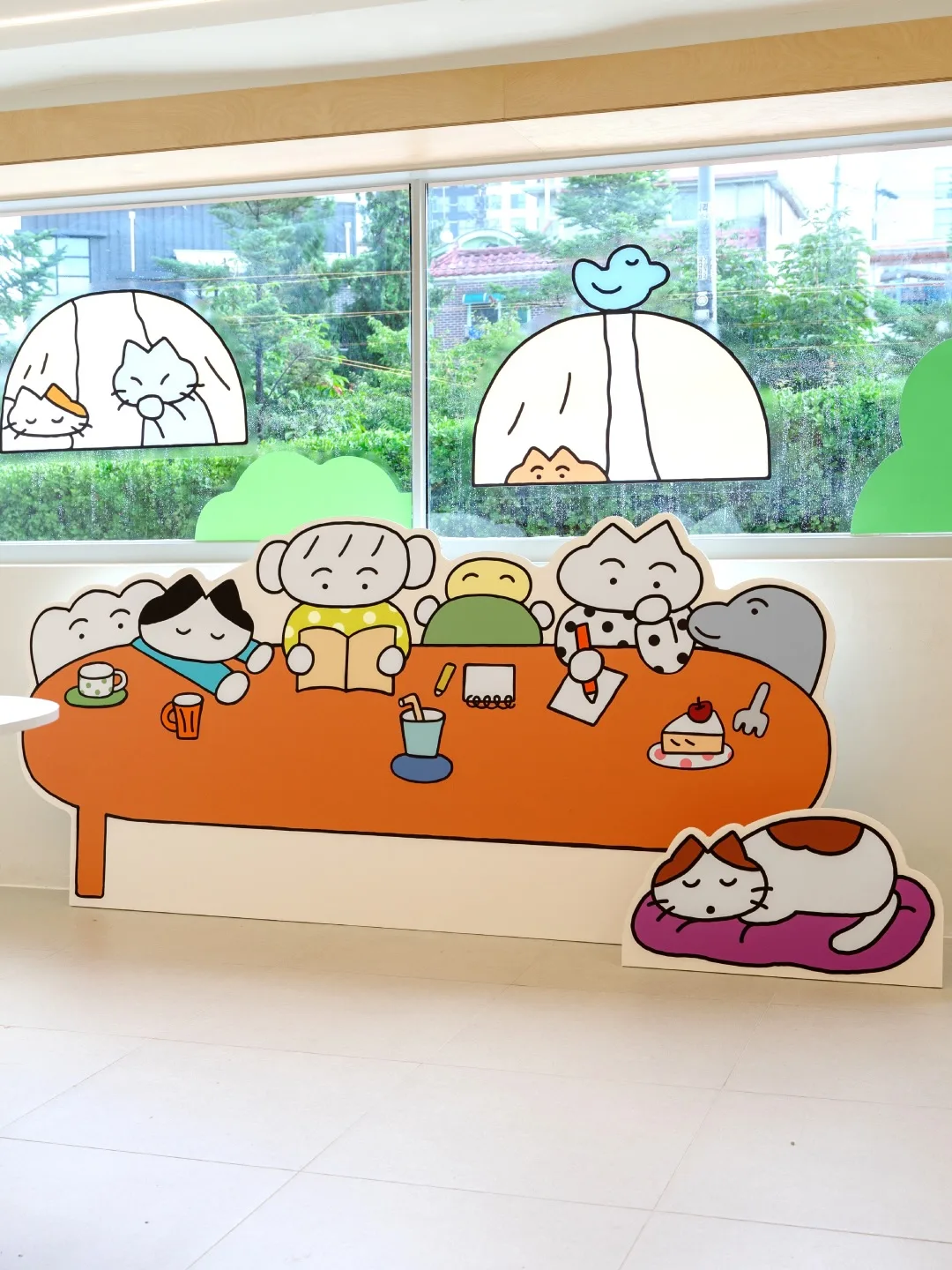 大卓を囲む動物の展示